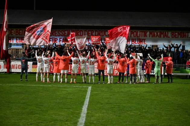 Regionalliga Bayern; TSV Buchbach - FC Bayern München II; 21.11.2025 Buchbach, DEUTSCHLAND - 21. NOVEMBER: Grosser Jubel der Bayern nach dem Auswärtssieg in Buchbach nach dem Ligaspiel zwischen dem TSV Buchbach und dem FC Bayern München II am 19. Spieltag der Regionalliga Bayern in der SMR-Arena am 21.11.2025 Copyright: xBEAUTIFULxSPORTS Goldbergx