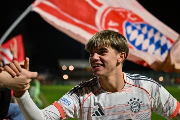 Regionalliga Bayern; TSV Buchbach - FC Bayern München II; 21.11.2025 Buchbach, DEUTSCHLAND - 21. NOVEMBER: Grosser Jubel der Bayern nach dem Auswärtssieg in Buchbach nach dem Ligaspiel zwischen dem TSV Buchbach und dem FC Bayern München II am 19. Spieltag der Regionalliga Bayern in der SMR-Arena am 21.11.2025 Guido Della ROVERE (FC Bayern München II 10) Copyright: xBEAUTIFULxSPORTS Goldbergx