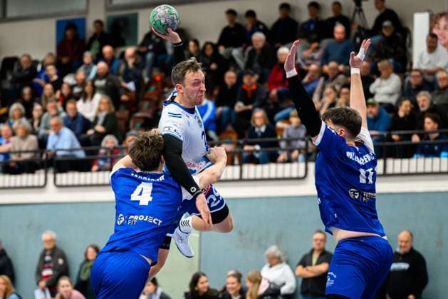 Kornwestheim, Handball: 3. Liga- 25 26 - SV Kornwestheim - HBW Balingen 2 v. li. im Zweikampf Kalle Gaugisch (Balingen) und Jan Döll Doell (SV Kornwestheim) Kornwestheim Halle Ost Baden-Württemberg Deutschland