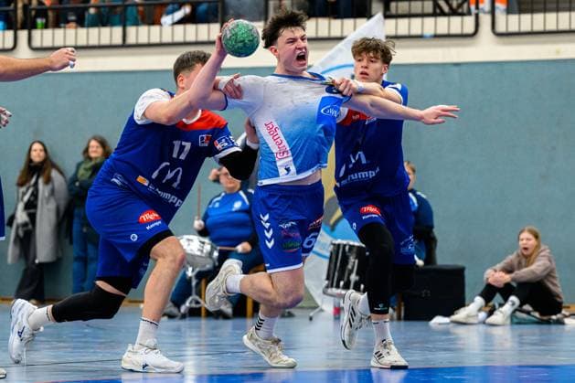 Kornwestheim, Handball: 3. Liga- 25 26 - SV Kornwestheim - HBW Balingen 2 v.li. Denis Milosavljevic (Balingen), Finn Joneleit (Kornwestheim), Kalle Gaugisch (Balingen) Kornwestheim Halle Ost Baden-Württemberg Deutschland