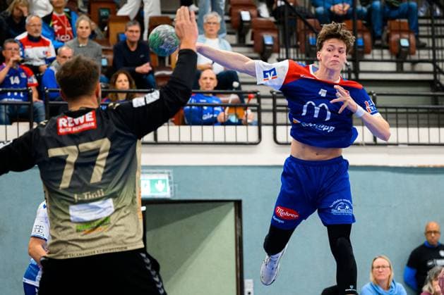 Kornwestheim, Handball: 3. Liga- 25 26 - SV Kornwestheim - HBW Balingen 2 v.li. Torhueter Jan Tinti (Kornwestheim), Kalle Gaugisch (Balingen) Kornwestheim Halle Ost Baden-Württemberg Deutschland