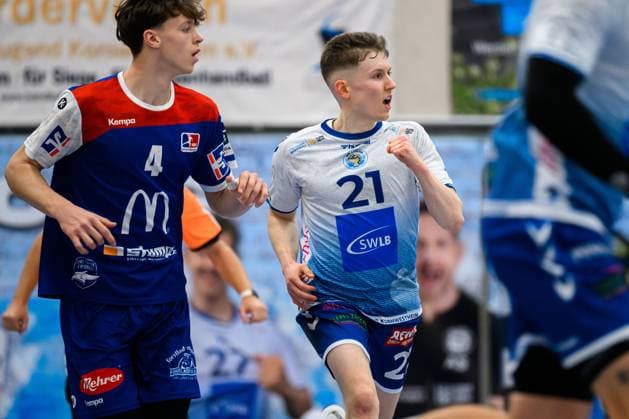 Kornwestheim, Handball: 3. Liga- 25 26 - SV Kornwestheim - HBW Balingen 2 Kalle Gaugisch (Balingen), Marco Lantella (Kornwestheim) Kornwestheim Halle Ost Baden-Württemberg Deutschland