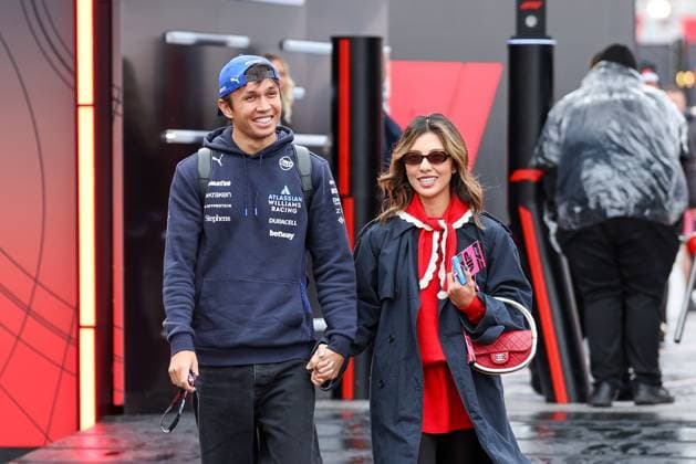 Partnerin Lily Muni He und Alexander Albon (Atlassian Williams Racing 23) kommt am Paddock an, Grosser Preis von Las Vegas, Motorsport, Herren, Formel 1, 3. Freies Training, 21.11.2025 Las Vegas Nevada USA