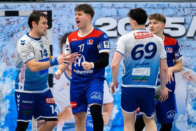 Kornwestheim, Handball: 3. Liga- 25 26 - SV Kornwestheim - HBW Balingen 2 v.li. Max Keil (Kornwestheim), Denis Milosavljevic (Balingen), Finn Joneleit (Kornwestheim) Kornwestheim Halle Ost Baden-Württemberg Deutschland