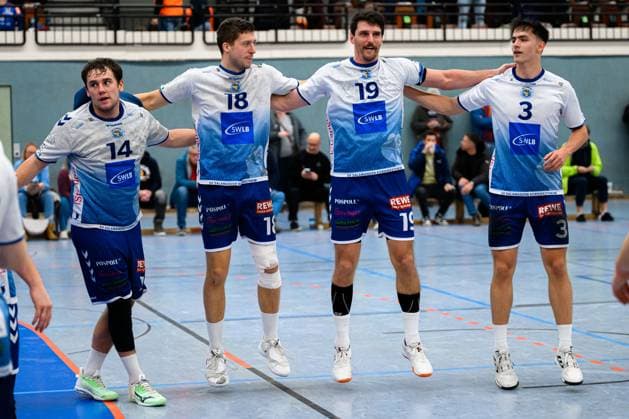 Kornwestheim, Handball: 3. Liga- 25 26 - SV Kornwestheim - HBW Balingen 2 Max Keil (Kornwestheim), Felix Kazmeier (Kornwestheim), Christopher Tinti (Kornwestheim), Lukas Reu (Kornwestheim) Schlussjubel Schlußjubel Emotion Freude Kornwestheim Halle Ost Baden-Württemberg Deutschland