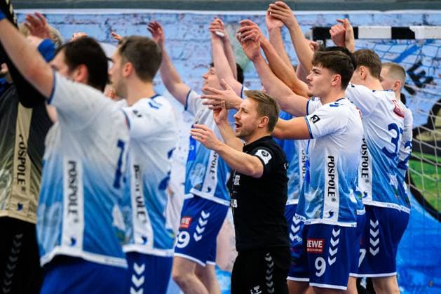 Kornwestheim, Handball: 3. Liga- 25 26 - SV Kornwestheim - HBW Balingen 2 Trainer Alexander Schurr (SV Kornwestheim), Toni Luithardt (Kornwestheim) Schlussjubel Schlußjubel Emotion Freude Kornwestheim Halle Ost Baden-Württemberg Deutschland