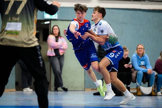 Kornwestheim, Handball: 3. Liga- 25 26 - SV Kornwestheim - HBW Balingen 2 v. li. im Zweikampf Emil Nyesö (Balingen), Toni Luithardt (Kornwestheim) Kornwestheim Halle Ost Baden-Württemberg Deutschland