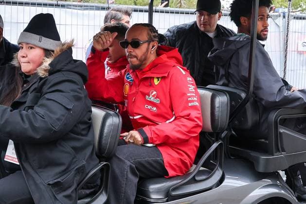 Lewis Hamilton (Scuderia Ferrari HP 44) im Golfcart im Paddock, Grosser Preis von Las Vegas, Motorsport, Herren, Formel 1, 3. Freies Training, 21.11.2025 Las Vegas Nevada USA