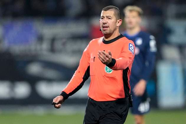 Niclas Rose (Schiedsrichter), gibt Anweisungen, gestikuliert, mit den Armen gestikulieren, Einzelbild, Einzelfoto, Aktion, Action, 21.11.2025, Sinsheim (Deutschland), Fussball, 3. Liga, TSG 1899 Hoffenheim II - MSV Duisburg, DFB DFL REGULATIONS PROHIBIT ANY USE OF PHOTOGRAPHS AS IMAGE SEQUENCES AND OR QUASI-VIDEO.