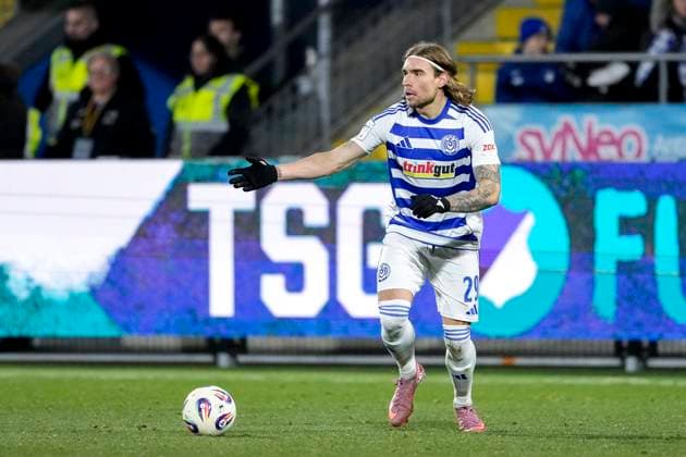 Joshua Bitter (MSV, 29), am Ball, Freisteller, Ganzkörper, Einzelbild, Einzelfoto, Aktion, Action, gibt Anweisungen, gestikuliert, mit den Armen gestikulieren, 21.11.2025, Sinsheim (Deutschland), Fussball, 3. Liga, TSG 1899 Hoffenheim II - MSV Duisburg, DFB DFL REGULATIONS PROHIBIT ANY USE OF PHOTOGRAPHS AS IMAGE SEQUENCES AND OR QUASI-VIDEO.