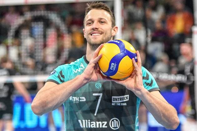 Jordan Alexander Canham (Powervolleys Düren, 7) beim Aufwärmen, Aufwärmprogramm, Warmlaufen vor dem Spiel, Aktion, Action, lacht, lachen, fröhlich, strahlend, optimistisch, 21.11.2025, Düren (Deutschland), Volleyball, 1. Bundesliga Männer, SWD Powervolleys Düren - SVG Lüneburg