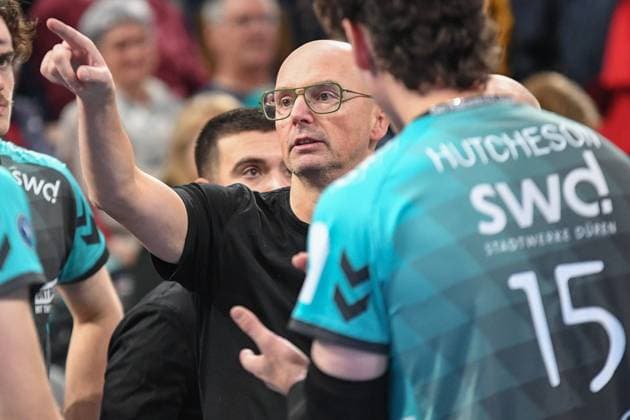 Christophe Achten (Head Coach Powervolleys Düren) hält während dem Timeout eine Ansprache, , 21.11.2025, Düren (Deutschland), Volleyball, 1. Bundesliga Männer, SWD Powervolleys Düren - SVG Lüneburg