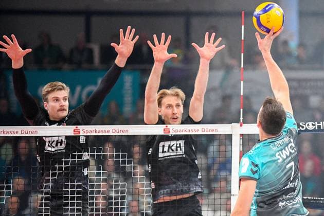 Jordan Alexander Canham (Powervolleys Düren, 7) rechts, legt den Ball über das Netz, 21.11.2025, Düren (Deutschland), Volleyball, 1. Bundesliga Männer, SWD Powervolleys Düren - SVG Lüneburg
