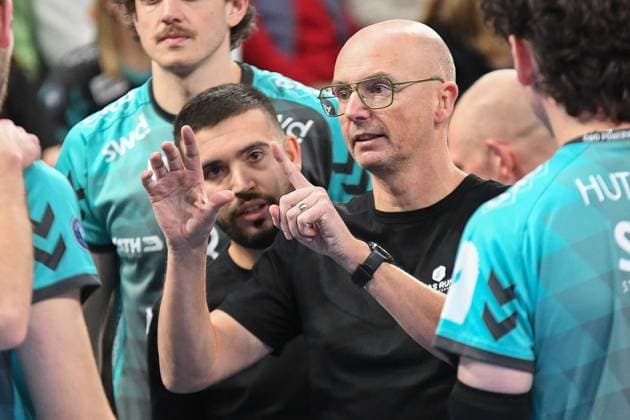 Christophe Achten (Head Coach Powervolleys Düren) hält während dem Timeout eine Ansprache, , 21.11.2025, Düren (Deutschland), Volleyball, 1. Bundesliga Männer, SWD Powervolleys Düren - SVG Lüneburg