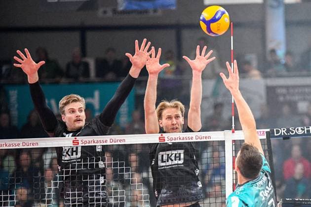 Jordan Alexander Canham (Powervolleys Düren, 7) rechts, legt den Ball über das Netz, 21.11.2025, Düren (Deutschland), Volleyball, 1. Bundesliga Männer, SWD Powervolleys Düren - SVG Lüneburg