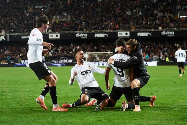 Valencia players celebrates the goal of Hugo Duro (Valencia CF) during the LaLiga EA Sports match between Valencia CF and Levante UD at Estadio de Mestalla on November 21, 2025 in Valencia, Spain. (Photo by Maria Jose Segovia DeFodi Images)