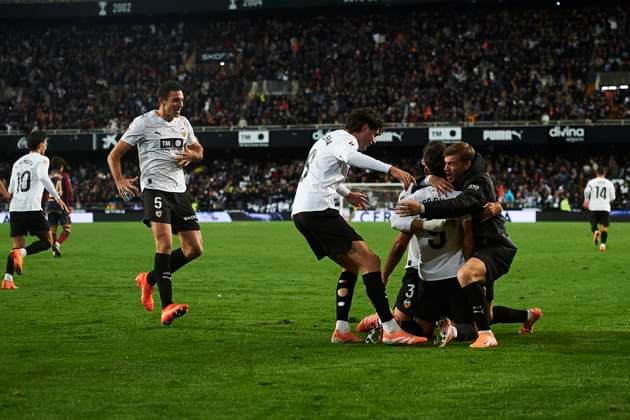 Valencia players celebrates the goal of Hugo Duro (Valencia CF) during the LaLiga EA Sports match between Valencia CF and Levante UD at Estadio de Mestalla on November 21, 2025 in Valencia, Spain. (Photo by Maria Jose Segovia DeFodi Images)