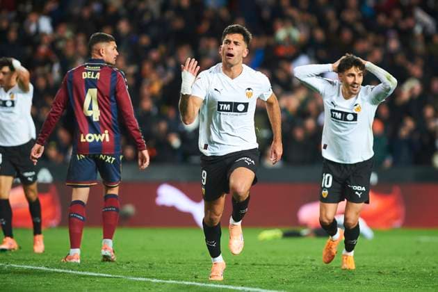 Hugo Duro (Valencia CF) celebrates after scoring his team˜s first goal during the LaLiga EA Sports match between Valencia CF and Levante UD at Estadio de Mestalla on December 21, 2025 in Valencia, Spain. (Photo by Maria Jose Segovia DeFodi Images)
