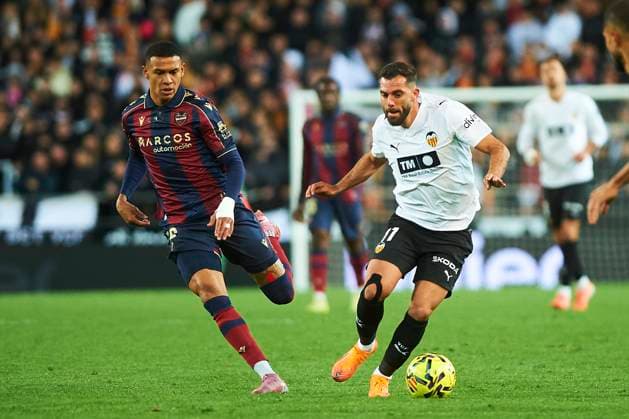 Luis Rioja (Valencia CF) during the LaLiga EA Sports match between Valencia CF and Levante UD at Estadio de Mestalla on December 21, 2025 in Valencia, Spain. (Photo by Maria Jose Segovia DeFodi Images)