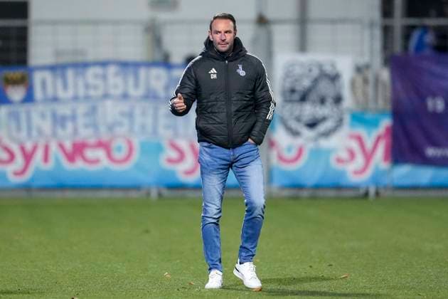 Dietmar Hirsch (Trainer, Cheftrainer, MSV), gibt Anweisungen, gestikuliert, mit den Armen gestikulieren, Freisteller, Ganzkörper, Einzelbild, Einzelfoto, Aktion, Action, 21.11.2025, Sinsheim (Deutschland), Fussball, 3. Liga, TSG 1899 Hoffenheim II - MSV Duisburg, DFB DFL REGULATIONS PROHIBIT ANY USE OF PHOTOGRAPHS AS IMAGE SEQUENCES AND OR QUASI-VIDEO.