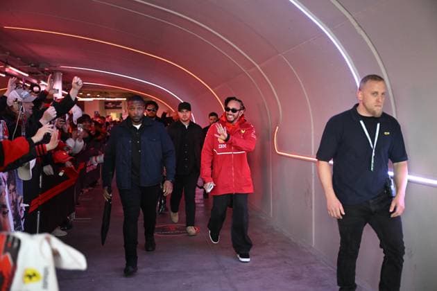 Formula 1 Grand Prix of Las Vegas 2025 LAS VEGAS, NEVADA - NOVEMBER 21: Lewis Hamilton of Scuderia Ferrari greets fans before Practice 3 session at Formula 1 Grand Prix 2025 of Las Vegas at Las Vegas Strip Circuit on November 21, 2025 in Las Vegas, Nevada, United States. Tayfun Coskun Anadolu Nevada United States. Editorial use only. Please get in touch for any other usage.  Copyright: x2025xAnadoluxTayfunxCoskunx