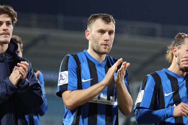 21.11.2025, xrekx, Fussball Regionalliga Suedwest, Eintracht Trier - TSV Steinbach Haiger v.l. Dominik Kinscher (SV Eintracht Trier 05) bedankt bedanken sich bei den Fans, the player thanks the fans for their support (DFL DFB REGULATIONS PROHIBIT ANY USE OF PHOTOGRAPHS as IMAGE SEQUENCES and or QUASI-VIDEO) Trier