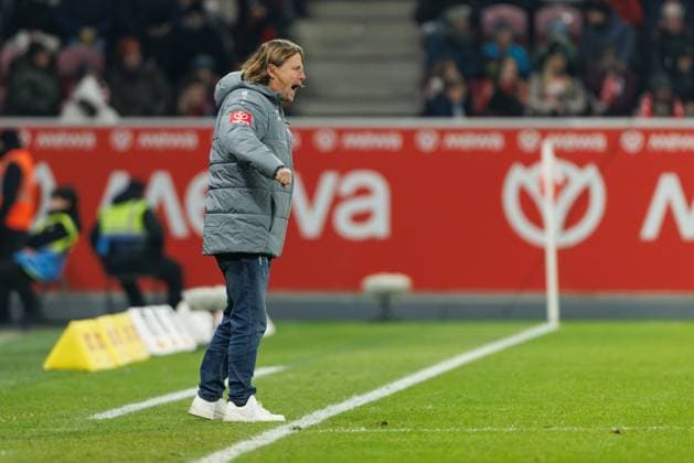 Bo Henriksen (Trainer FSV Mainz 05) an der Seitenlinie, FSV Mainz 05 vs TSG Hoffenheim, Fussball, 1. Bundesliga, 11. Spieltag, Saison 2025 2026, 21.11.2025 DFB regulations prohibit any use of photographs as image sequences and or quasi-video. FSV Mainz 05 vs TSG Hoffenheim, Fussball, 1. Bundesliga, 11. Spieltag, Saison 2025 2026, 21.11.2025 Copyright: xEibner-Pressefoto AlexanderxNeisx EP_ANS