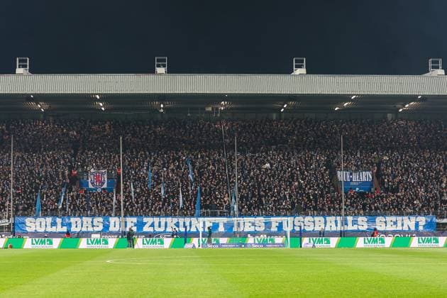 2. Bundesliga - VfL Bochum - SG Dynamo Dresden am 21.11.2025 im Vonovia Ruhrstadion in Bochum Die VfL Bochum Fans in der Ostkurve mit einem 12 Minuten Protest - soll das die Zukunft des Fussballs sein Spruchband Transparent Banner
