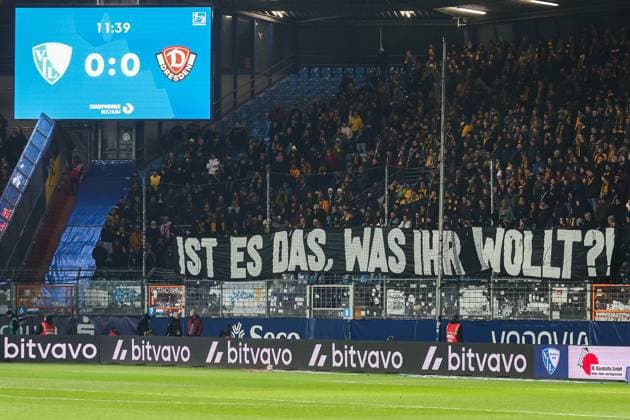 2. Bundesliga - VfL Bochum - SG Dynamo Dresden am 21.11.2025 im Vonovia Ruhrstadion in Bochum Die Dynamo Dresden Fans im Gästeblock mit einem 12 Minuten Protest - Ist es das was ihr wollt Spruchband Banner Transparent