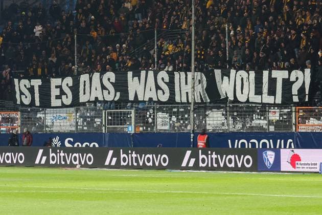 2. Bundesliga - VfL Bochum - SG Dynamo Dresden am 21.11.2025 im Vonovia Ruhrstadion in Bochum Die Dynamo Dresden Fans im Gästeblock mit einem 12 Minuten Protest - Ist es das was ihr wollt Spruchband Banner Transparent *** 2 Bundesliga VfL Bochum SG Dynamo Dresden on 21 11 2025 at the Vonovia Ruhrstadion in Bochum The Dynamo Dresden fans in the guest block with a 12 minute protest Is that what you want banner banner banner MH