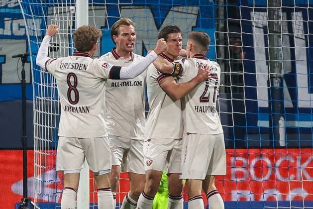 2. Bundesliga - VfL Bochum - SG Dynamo Dresden am 21.11.2025 im Vonovia Ruhrstadion in Bochum Jubel, Torjubel, Torschuetze, Torschütze Alexander Rossipal (Dresden 19) jubelt nach seinem Tor zum 0 zu 1 mit der Mannschaft , hier mit Luca Herrmann (Dresden 8) und Niklas Hauptmann (Dresden 27) DFL regulations prohibit any use of photographs as image sequences and or quasi-video