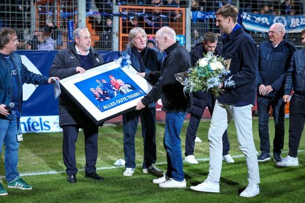 21.10.2025, Fußball, VfL Bochum - SG Dynamo Dresden, 2. Fußball Bundesliga, Vonovia Ruhrstadion, Saison 2025 2026: Ehrung Legende Trainerlegende Hermann Gerland v.l. Ilja Kaenzig ( Sprecher der Geschäftsführung Bochum ), Michael Ata Lameck, Hermann Gerland, Andreas Luthe ( Vorstandsvorsitzender Bochum ) DFB regulations prohibit any use of photographs as image sequences and or quasi-video. Nordrhein-Westfalen Deutschland