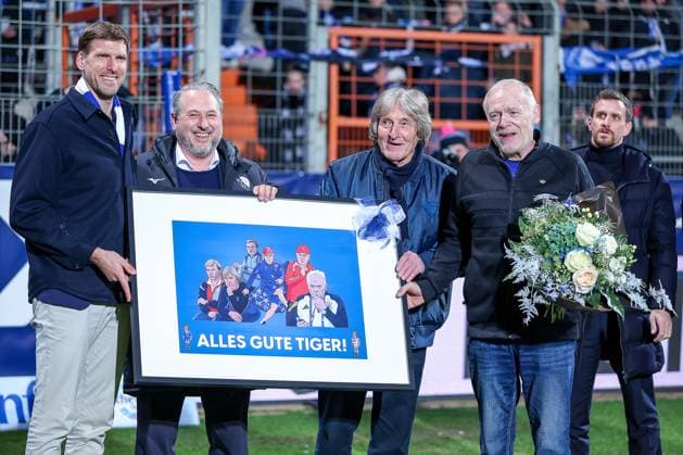 21.10.2025, Fußball, VfL Bochum - SG Dynamo Dresden, 2. Fußball Bundesliga, Vonovia Ruhrstadion, Saison 2025 2026: Ehrung Legende Trainerlegende Hermann Gerland. v.l. Andreas Luthe ( Vorstandsvorsitzender Bochum ), Ilja Kaenzig ( Sprecher der Geschäftsführung Bochum ), Michael Ata Lameck, Hermann Gerland DFB regulations prohibit any use of photographs as image sequences and or quasi-video. Nordrhein-Westfalen Deutschland