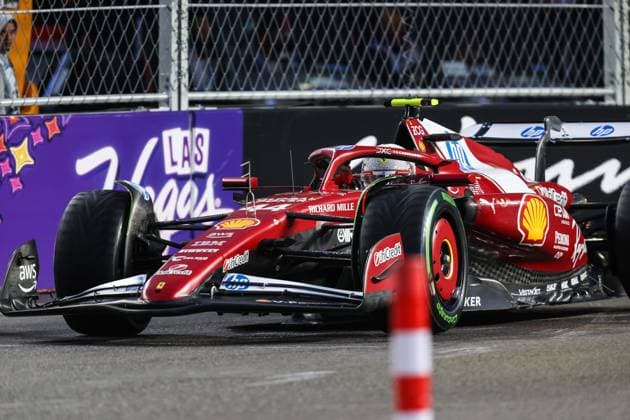 November 21, 2025: Scuderia Ferrari HP, Ferrari driver Lewis Hamilton (44) drives during the third practice session at the Formula 1 Heineken Las Vegas Grand Prix in Las Vegas, NV. CSM. Las Vegas United States of America - ZUMAc04_ 20251121_zma_c04_264 Copyright: xChristopherxTrimx