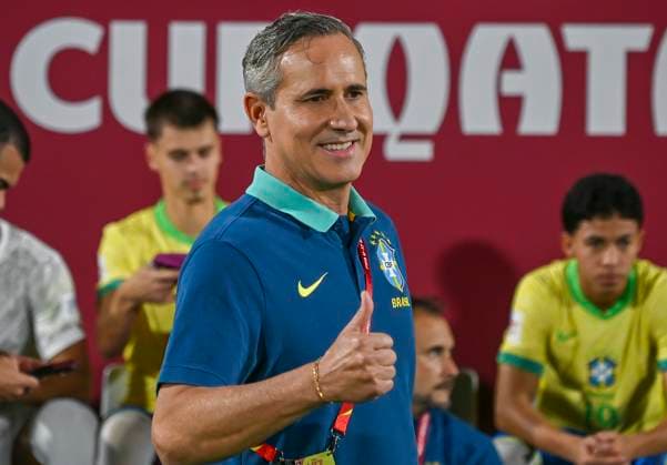 Morocco v Brazil : Quarter-final- FIFA U-17 World Cup Qatar 2025 Carlos Patetuci, head coach of Brazil, looks on prior to the FIFA U-17 World Cup Qatar 2025 Quarter-final match between Morocco and Brazil in Doha, Qatar, on November 21, 2025. DOHA Qatar Copyright: xNOUSHADxTHEKKAYILx