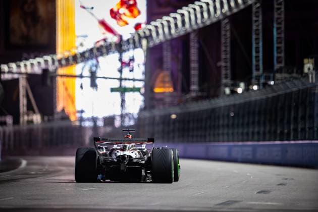 F1 - LAS VEGAS GRAND PRIX 2025 31 OCON Esteban (fra), Haas F1 Team VF-25 Ferrari, action during the 2025 Formula 1 Las Vegas Grand Prix, 22th round of the 2025 FIA Formula One World Championship, WM, Weltmeisterschaft from November 21 to 23, 2025 on the Las Vegas Strip Circuit, in Paradise, Nevada, United States of America - ParadiseUnited States  Copyright: xAndrÃ xFerreirax
