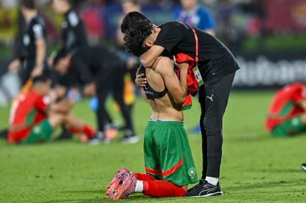 Morocco v Brazil : Quarter-final- FIFA U-17 World Cup Qatar 2025 Players of Morocco look dejected after the FIFA U-17 World Cup Qatar 2025 Quarter-final match between Morocco and Brazil in Doha, Qatar, on November 21, 2025. DOHA Qatar Copyright: xNOUSHADxTHEKKAYILx