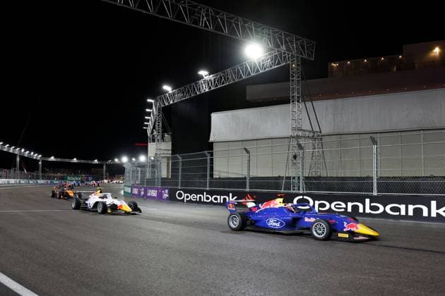 LAS VEGAS, NV - NOVEMBER 21: Chloe Chambers, driver of the 14 Campos Racing leads a pack of cars at the start of the first F1 Academy race at the Formula 1 Las Vegas Grand Prix on November 21, 2025 on the Las Vegas Strip Circuit in Las Vegas, Nevada.(Photo by Jeff Speer Icon Sportswire) AUTO: NOV 21 F1 Las Vegas Grand Prix - F1 Academy Race 1 EDITORIAL USE ONLY Icon2511210061