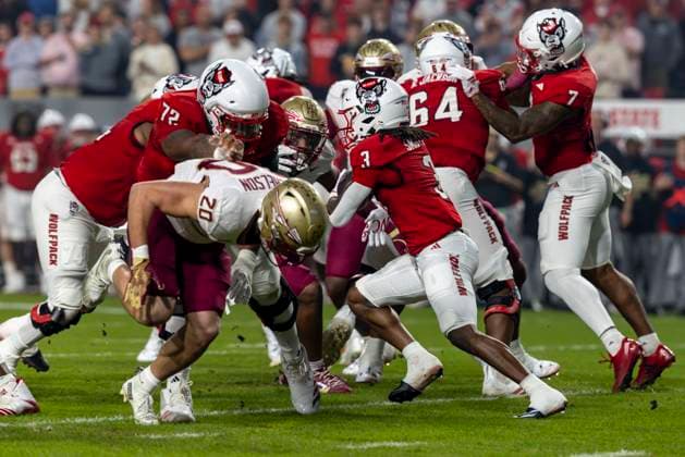 November 21, 2025, Raleigh, North Carolina, USA: NC State Wolfpack running back HOLLYWOOD SMOTHERS (3) runs the ball during the first half of the NCAA, College League, USA football game between the Florida State Seminoles and the NC State Wolfpack on November 21st, 2025 at Carter-Finley Stadium in Raleigh, NC. Raleigh USA - ZUMAa220 20251121_znp_a220_027 Copyright: xIsraelxAntax