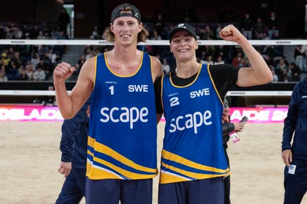 251122 Jacob Hölting Nilsson and Elmer Andersson of Sweden celebrate after defeating TÃ o Rotar and Arnaud Gauthier-Rat of France during The Beach volleyball, Beachvolleyball World Championships Semi Final on November 22, 2025 in Adelaide. Photo: Michael Errey BILDBYRAN kod XY XY0085 beachvolleyboll beach volleyball sandvolleyball world championships semi finals bbeng semifinal Copyright: MichaelxErrey BB251122BB183