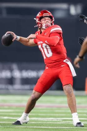 November 21, 2025: UNLV Rebels quarterback Anthony Colandrea (10) prepares to throw the ball during the first half of the college football game featuring the Hawaii Rainbow Warriors and the UNLV Rebels at Allegiant Stadium in Las Vegas, NV. CSM. Las Vegas United States of America - ZUMAc04_ 20251121_zma_c04_436 Copyright: xChristopherxTrimx