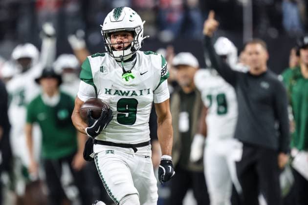November 21, 2025: Hawaii Rainbow Warriors wide receiver Jackson Harris (9) catches the ball during the first half of the college football game featuring the Hawaii Rainbow Warriors and the UNLV Rebels at Allegiant Stadium in Las Vegas, NV. CSM. Las Vegas United States of America - ZUMAc04_ 20251121_zma_c04_443 Copyright: xChristopherxTrimx