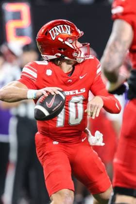 November 21, 2025: UNLV Rebels quarterback Anthony Colandrea (10) prepares to throw the ball during the first half of the college football game featuring the Hawaii Rainbow Warriors and the UNLV Rebels at Allegiant Stadium in Las Vegas, NV. CSM. Las Vegas United States of America - ZUMAc04_ 20251121_zma_c04_447 Copyright: xChristopherxTrimx