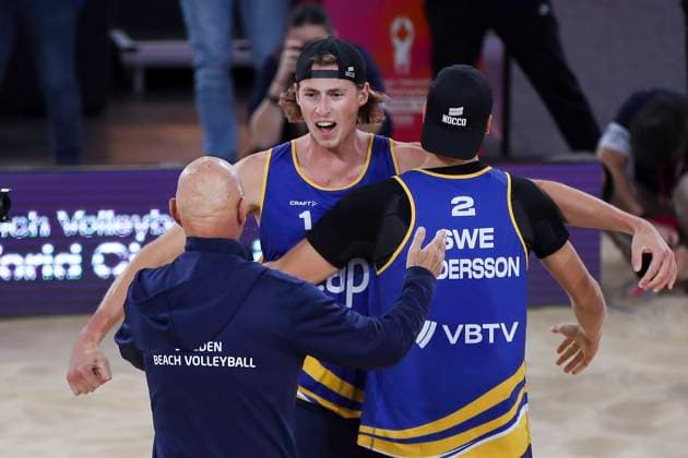 Beach volleyball, Beachvolleyball World Championship, WM, Weltmeisterschaft Jacob Hölting Nilsson and Elmer Andersson (SWE) celebrate with head coach Anders Kristiansson after victory against TÃ o Rotar and Arnaud Gauthier-Rat (FRA) during the Semi Final match of the Beach Volleyball World Championships at The Drive in Adelaide, Saturday, November 22, 2025. ( NO ARCHIVING, EDITORIAL USE ONLY ADELAIDE SOUTH AUSTRALIA AUSTRALIA  Copyright: xMATTxTURNERx 20251122190322357715