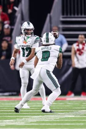 November 21, 2025: Hawaii Rainbow Warriors running back Cam Barfield (0) catches the ball during the first half of the college football game featuring the Hawaii Rainbow Warriors and the UNLV Rebels at Allegiant Stadium in Las Vegas, NV. CSM. Las Vegas United States of America - ZUMAc04_ 20251121_zma_c04_458 Copyright: xChristopherxTrimx