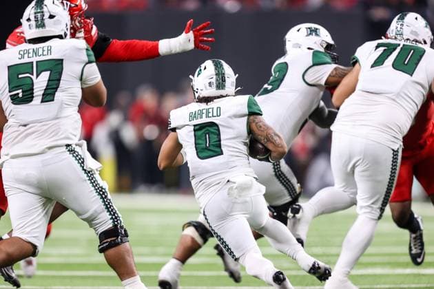 November 21, 2025: Hawaii Rainbow Warriors running back Cam Barfield (0) runs with the ball during the first half of the college football game featuring the Hawaii Rainbow Warriors and the UNLV Rebels at Allegiant Stadium in Las Vegas, NV. CSM. Las Vegas United States of America - ZUMAc04_ 20251121_zma_c04_461 Copyright: xChristopherxTrimx