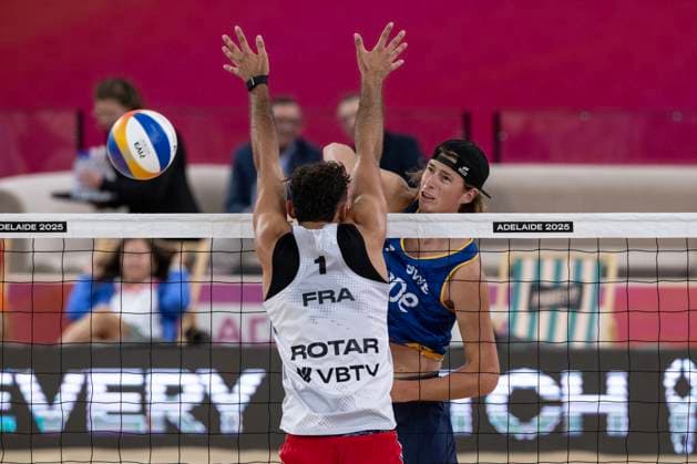 251122 Jacob Hölting Nilsson of Sweden beats Rotar of France at the net during The Beach volleyball, Beachvolleyball World Championships Semi Final on November 22, 2025 in Adelaide. Photo: Michael Errey BILDBYRAN kod XY XY0085 beachvolleyboll beach volleyball sandvolleyball world championships semi finals bbeng semifinal Copyright: MichaelxErrey BB251122BB185