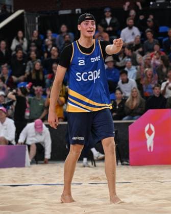 251122 Elmer Andersson of Sweden reacts towards Jacob Hölting Nilsson of Sweden during The Beach volleyball, Beachvolleyball World Championships Semi Final on November 22, 2025 in Adelaide. Photo: Michael Errey BILDBYRAN kod XY XY0085 beachvolleyboll beach volleyball sandvolleyball world championships semi finals bbeng semifinal jubel Copyright: MichaelxErrey BB251122BB187