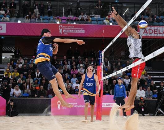 251122 Elmer Andersson of Sweden smashes a ball past the French during The Beach volleyball, Beachvolleyball World Championships Semi Final on November 22, 2025 in Adelaide. Photo: Michael Errey BILDBYRAN kod XY XY0085 beachvolleyboll beach volleyball sandvolleyball world championships semi finals bbeng semifinal Copyright: MichaelxErrey BB251122BB188