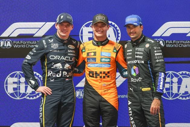 l-r: Zweiter Startplatz beim Rennen, Max Verstappen (Oracle Red Bull Racing 1), Winner des Qualifying Lando Norris (McLaren Formula 1 Team 4) sichert sich die Pole Position beim Rennen und Carlos Sainz jr. (Atlassian Williams Racing 55) mit dem dritten Startplatz, Grosser Preis von Las Vegas, Motorsport, Herren, Formel 1, Qualifying, 21.11.2025 Las Vegas Nevada USA